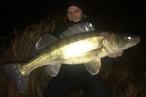 Maxi (Angeln Maximal) mit einem Zander aus der Havel
