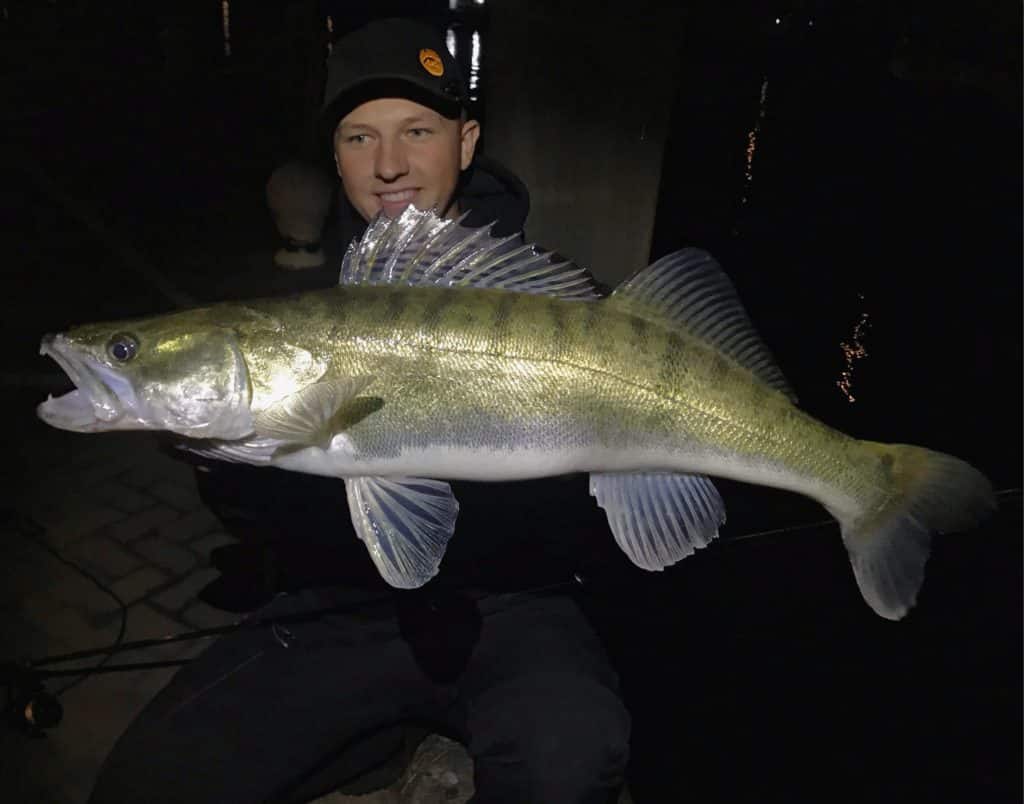 Maxi von Angeln Maximal mit einem Zander beim Streetfishing