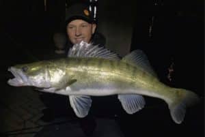 Maxi (Angeln Maximal) mit einem Zander beim Streetfishing