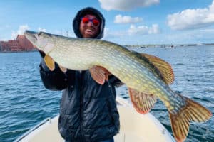 Victor Eras (Ich geh' angeln) mit einem Hecht vom Bodden