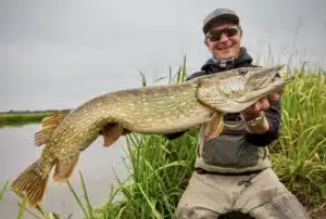 David (Angeln like a Boss) aus der Better-Fishing-Jury mit einem Hecht