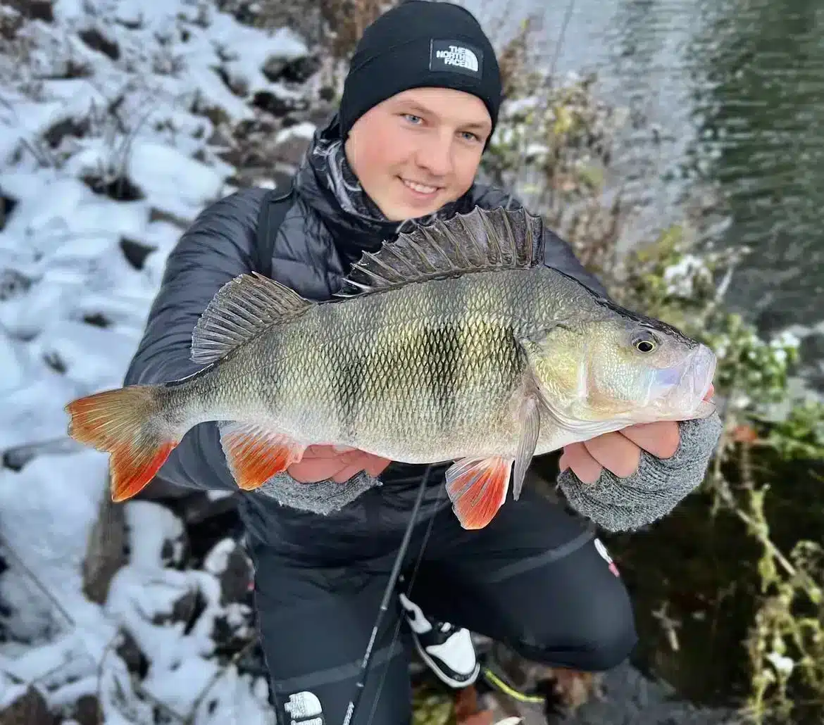 Maxi aus der Better-Fishing-Jury mit einem Barsch