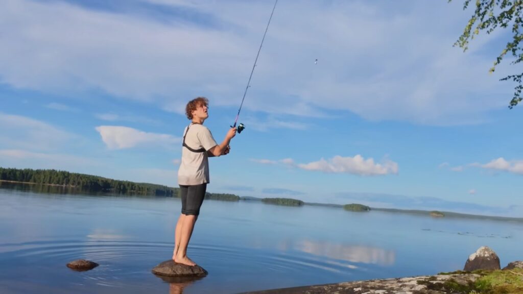 Kaiserwetter im Catch-to-Survive-Finale: Angler auf einem Stein im spiegelglatten See