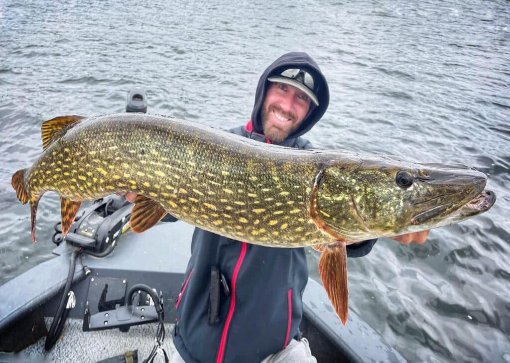 Tackle Box richtig packen: Victor (Ich geh' angeln) aus der Better-Fishing-Jury mit einem großen Hecht im Boot