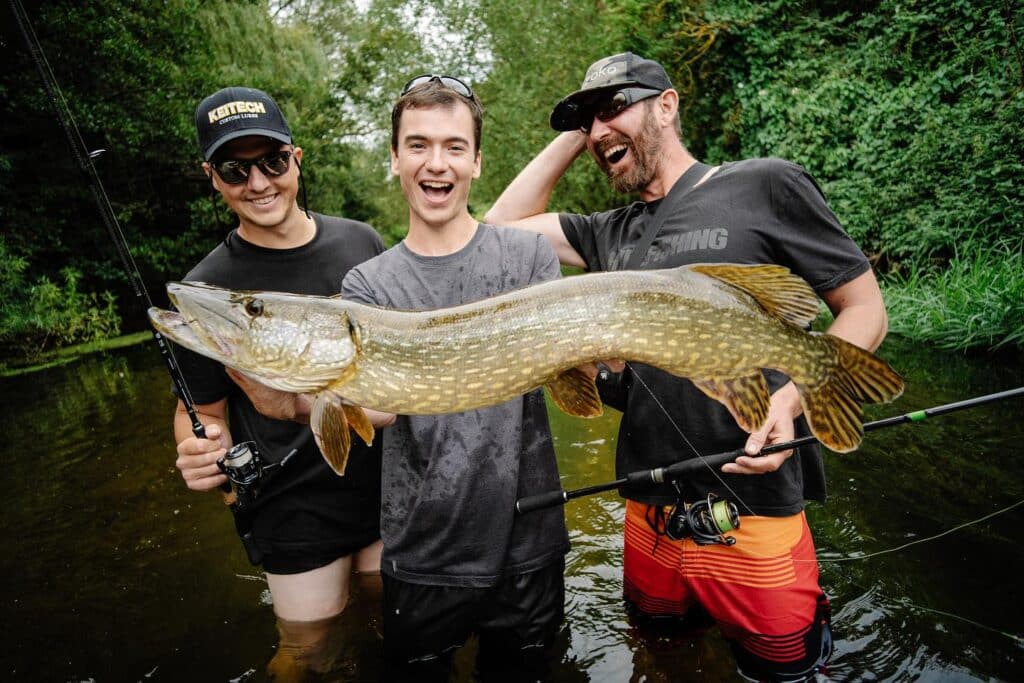 Wann beißt der Hecht am besten? Victor (Ich geh' angeln) aus der Better-Fishing-Jury mit Angelfreunden und einem Hecht