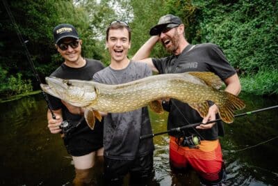 Victor aus der Better-Fishing-Jury mit Angelfreunden und einem Hecht