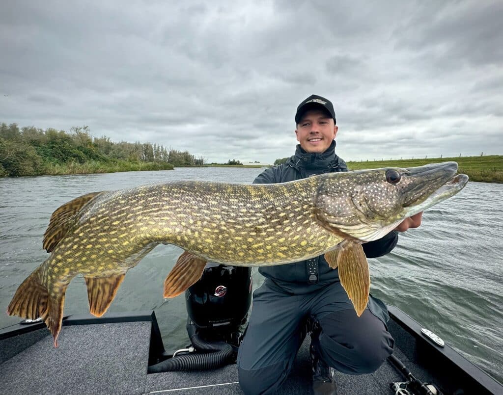 Catch and Release: Maxi (Angeln Maximal) aus der Better-Fishing-Jury hält einen großen Hecht waagerecht im Boot