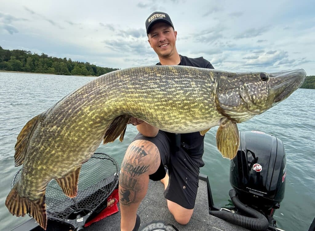 Spinnfischen auf Hecht: Maxi (Angeln Maximal) aus der Better-Fishing-Jury mit einem großen Hecht im Boot