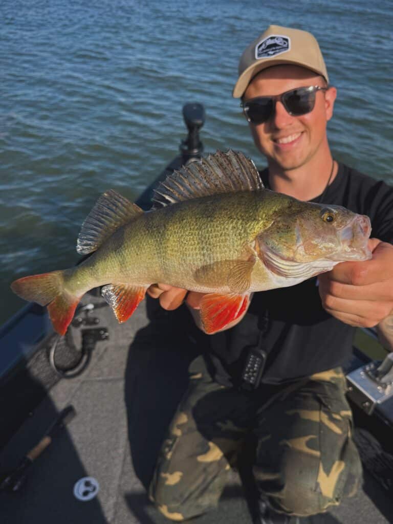 Zander Schonzeit und Barschangeln: Maxi (Angeln Maximal) aus der Better-Fishing-Jury mit einem großen Barsch im Boot