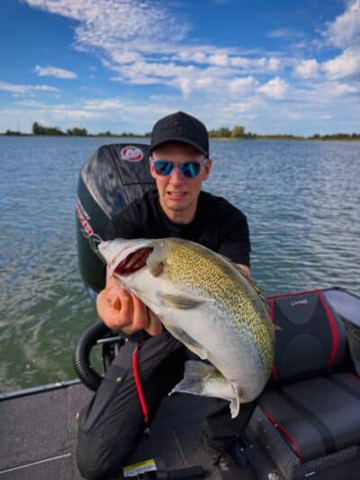Zander Köder: Angler im Boot mit einem Zander